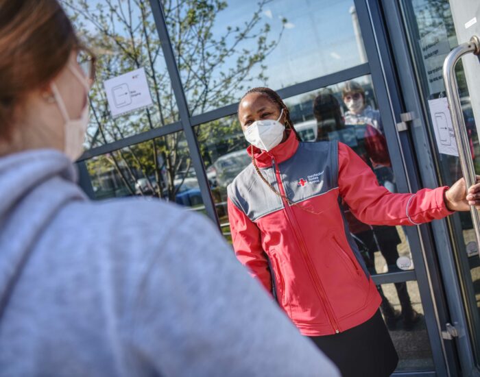 Eine Frau begrüßt eine Besucherin in der Unterkunft für Geflüchtete