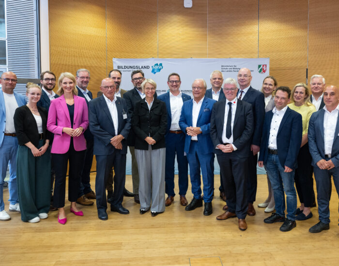 Ein Gruppenfoto der Personen, die bei der Unterzeichnung der Kooperationsvereinbarung zur Laienreanimation an Schulen anwesend waren.