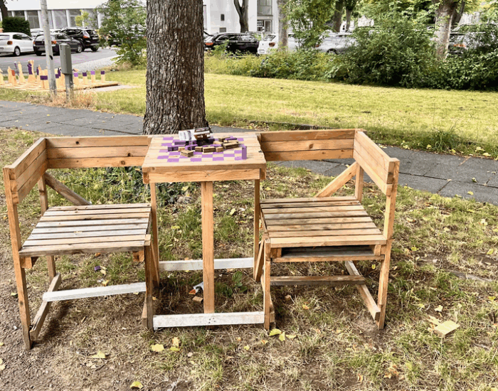 Tisch und Stühle auf der Stadtbaustelle Chlodwigplatz