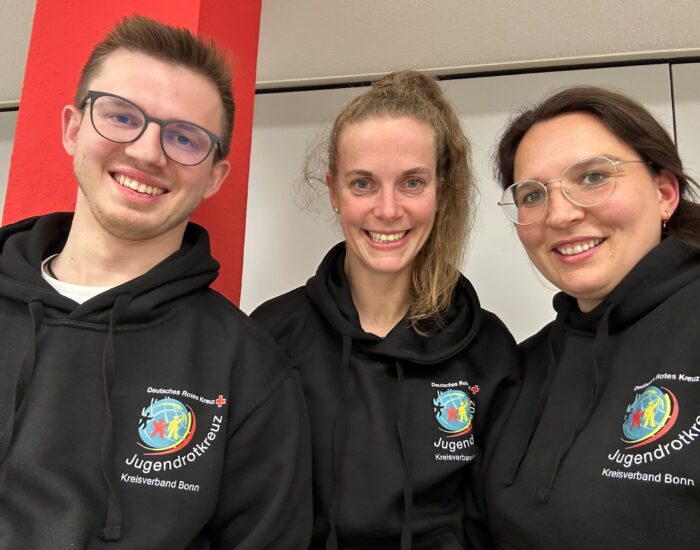Drei Personen, die die Kreisleitung des JRK sind