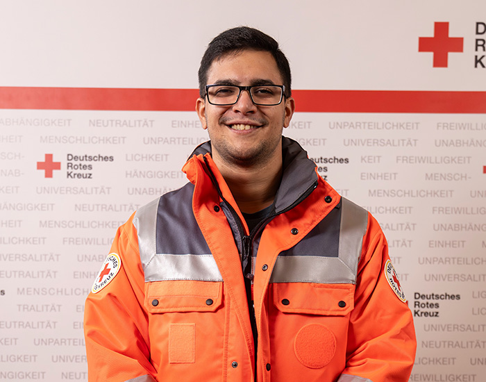 Ein Werber in DRK-Kleidung