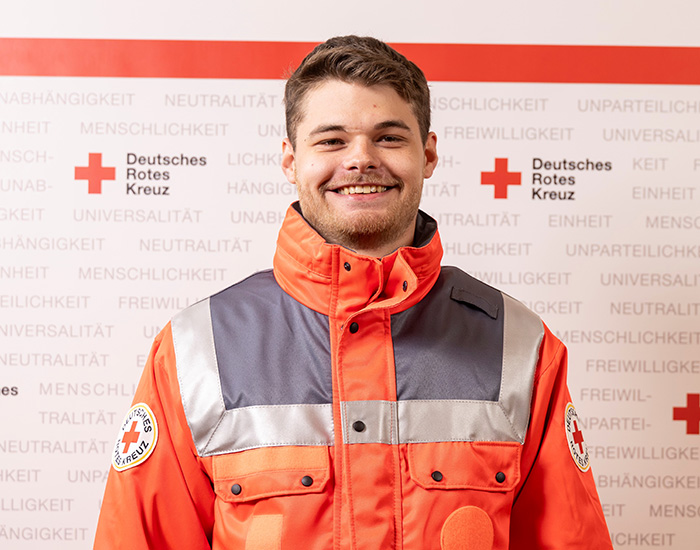 Ein Werber in DRK-Kleidung