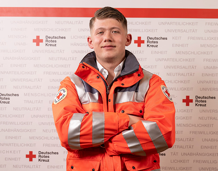 Ein Werber in DRK-Kleidung