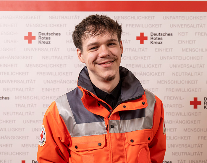 Ein Werber in DRK-Kleidung