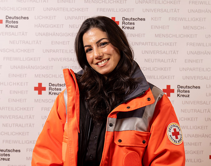 Eine Werberin in DRK-Kleidung