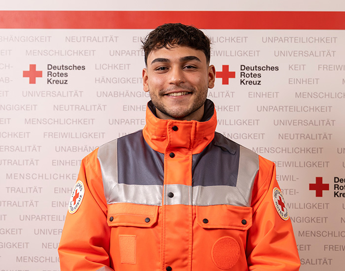 Ein Werber in DRK-Kleidung