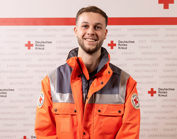 Ein Werber in DRK-Kleidung