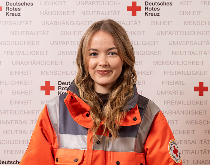 Eine Werberin in DRK-Kleidung