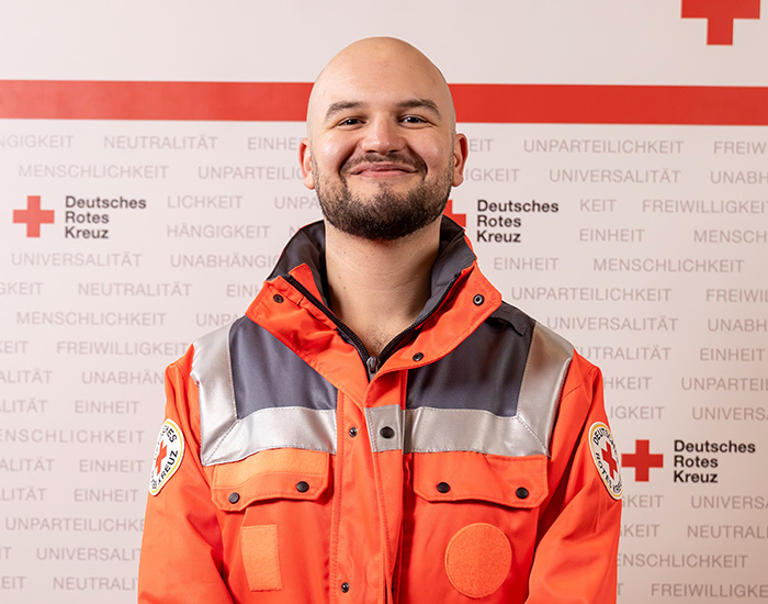 Ein Werber in DRK-Kleidung