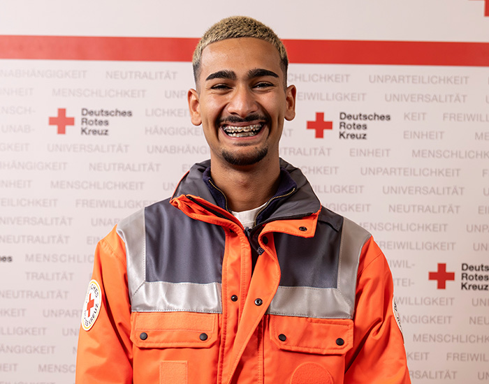 Ein Werber in DRK-Kleidung