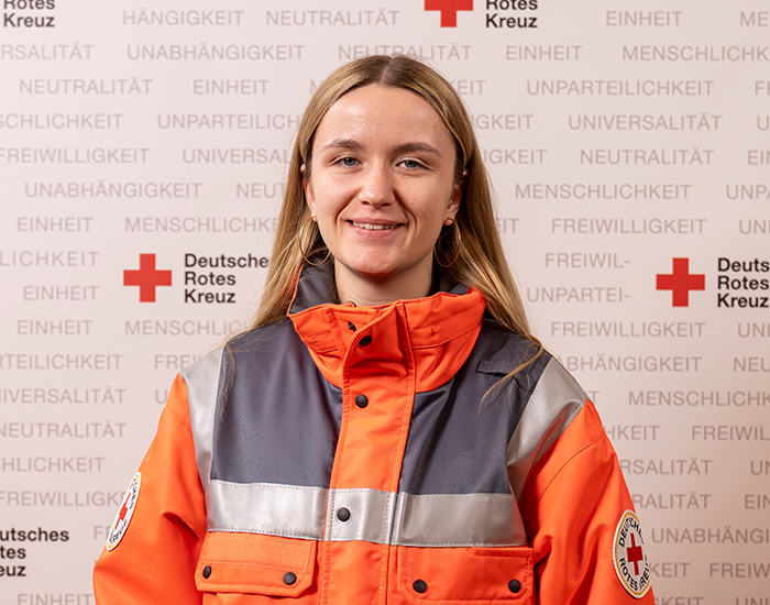 Eine Werberin in DRK-Kleidung