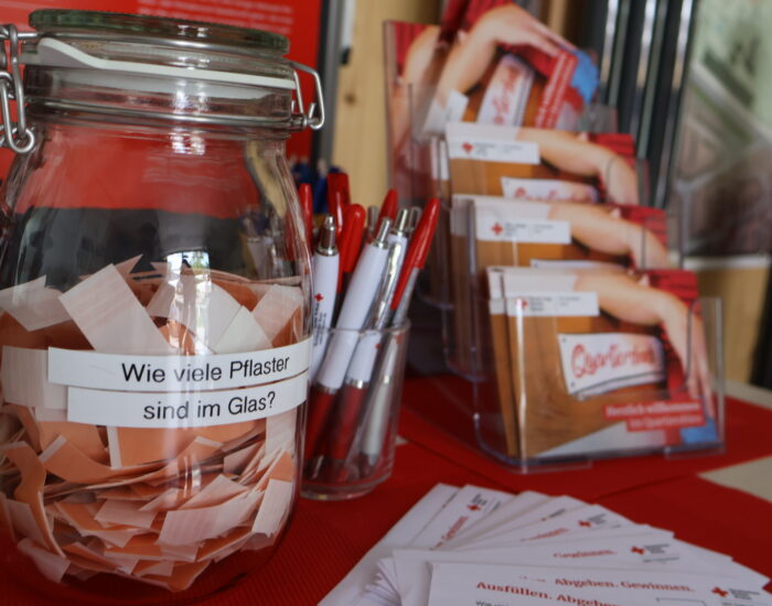 Eine Nahaufnahme eines Tisches mit Informationsmaterial
